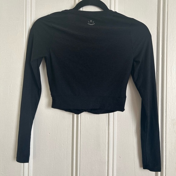 Featherweight Center Stage Cropped Long Sleeve Pullover in Darkest Night - Picture 5 of 5